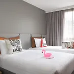 Moxy Paris 4*