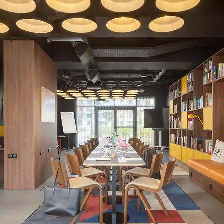Moxy Paris 4*