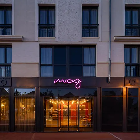 Moxy Paris Hotel 4*