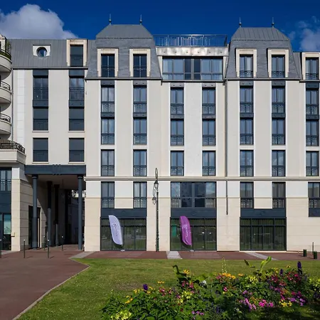 Moxy Paris Hotel