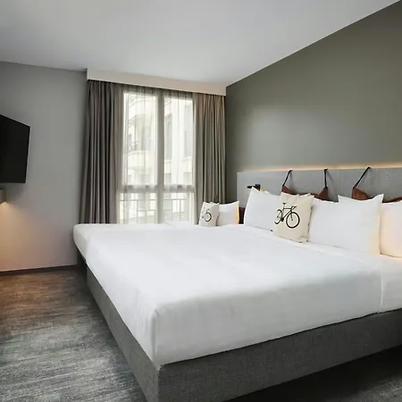 Moxy Paris