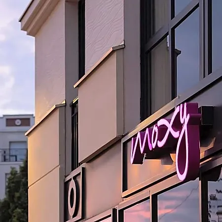 Moxy Paris