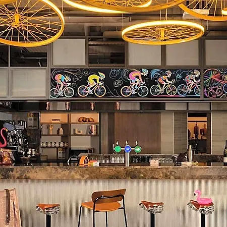 Szálloda Moxy Paris Clamart